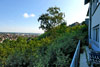 Halbhöhenlage am Stuttgarter Killesberg: Beherrschende Aussichtslage. Sehr helle-sonnige und großzügige 2 Zimmerwohnung im Erdgeschoss (Soutterain) mit umlaufendem Balkon und herrlicher Aussicht. Die Wohnung wird gerade renoviert. Laminatboden. Zentralheizung und moderne Fenster. Bj. 1965, ca. 65m², frei ab 1.9.2011.