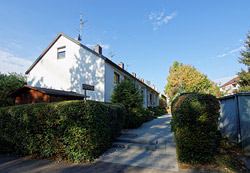 Eimngang Reihenmittelhaus mit 7Meter Breite in ruhiger Lage mit großem Garten.